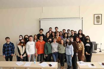 Prof. Dr. Duygu Perçin Renders: "Aşılanmış Kişilerde Covid Pozitif Olma İhtimali 7 Kat Daha Az"
