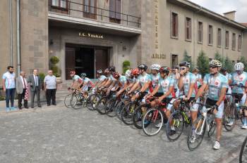 Profesyonel Bisikletçiler Ömer Halis Demir’İn Mezarına Doğru Yola Çıktı
