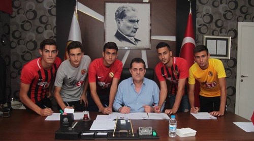 Profesyonel sözleşmeye imza attılar