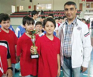 Raketler kupalarını aldı