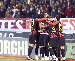 Rakiplere sahayı dar ettik