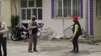 Ramazan Davulcuları Bahşişlerini Toplamaya Başladı
