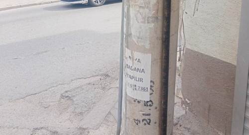 Rastgele yapıştırılan ilan ve afişler dikkat çekiyor