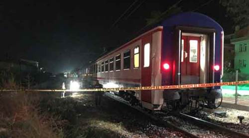 Raylara düşen kadın trenin altında kalarak hayatını kaybetti