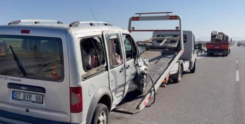 Refüje devrilen hafif ticari araçta 2 kişi yaralandı