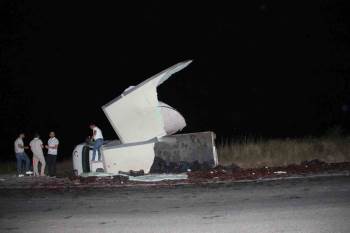 Refüje Devrilen Kamyonetin Parçalanan Kasasındaki 3 Ton Vişne Ziyan Oldu
