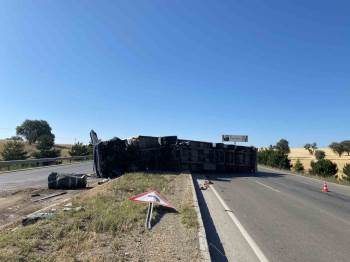 Refüje Devrilen Tırın Sürücüsü Yaralandı
