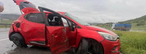 Refüje savrulup hurdaya dönen otomobilden sağ çıktılar!