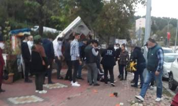 Reklam Tabelası Kaldırımda Yürüyen Kadının Üzerine Düştü
