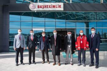 Rektör Beydemir, Sağlık Çalışanlarını Ziyaret Etti
