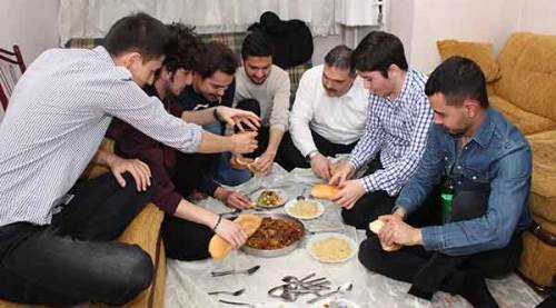 Rektör Çomaklı, öğrencilerle yer sofrasında...