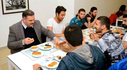 Rektör Çomaklı öğrencilerle sahur sofrasında