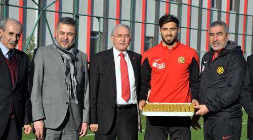 REKTÖR'DEN ES ES'E TATLI İKRAMI