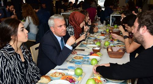 Rektör Gündoğan öğrencilerle yemekte bir araya geldi