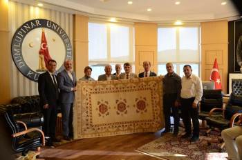 Rektör Kazım Uysal’A El Dokuması Halı Hediye Edildi
