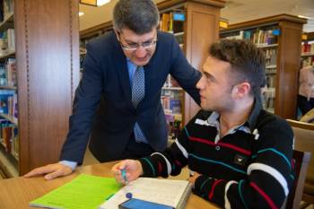 Rektör Taş Kütüphanede Öğrencileri Ziyaret Etti
