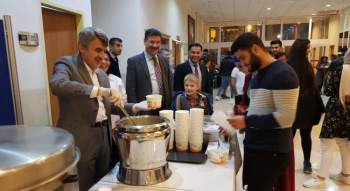 Rektör Uysal, Öğrencilere Çorba İkram Etti
