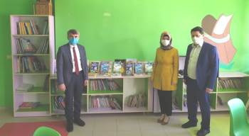 Rektör Uysal, Öğrencilere Yazdığı Kitapları Hediye Etti

