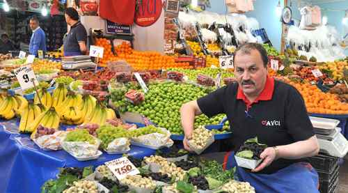 Rengarenk meyveler tezgahları süsledi