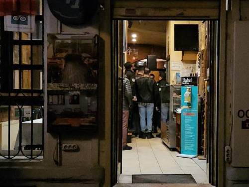 Restoranda kabinsiz asansöre giren müşteri düşüp yaralandı