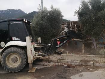 Riskli Metruk Bina Kontrollü Şekilde Yıkıldı
