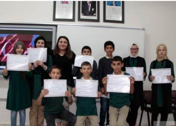 Robot Uygulama Kursiyerleri Belgelerini Aldı
