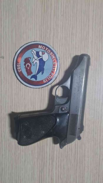 Ruhsatsız Tabancayla Polise Yakalandı

