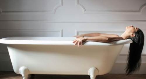 Rüyada Banyo Yaparken Bir Erkeğin Görmesi Ne Anlama Gelir?