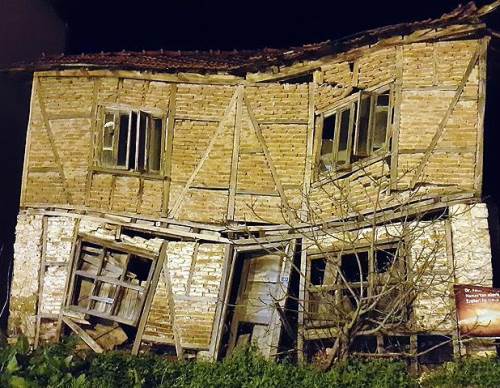 Rüyada Başkasının Evini Yıkık Görmek