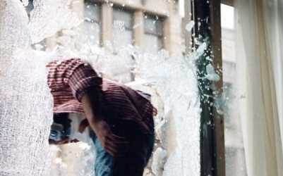 Rüyada Bir Çocuğun Camdan Düştüğünü Görmek Ne Anlama Gelir?