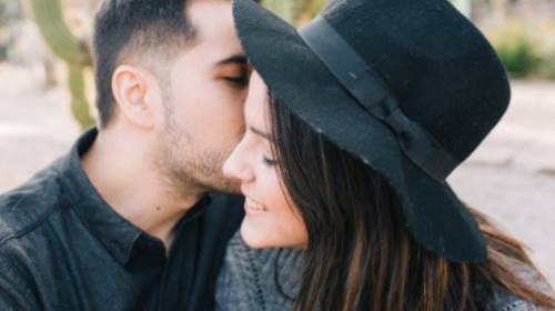 Rüyada Bir Erkeğin Seni Yanağından Öpmesi