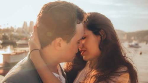 Rüyada Bir Kadının Seni Öpmesi Ne Anlama Gelir?