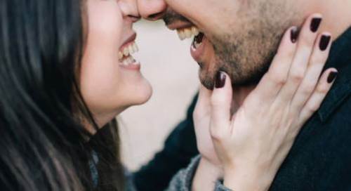 Rüyada Birinin Seni Dudaktan Öptüğünü Görmek