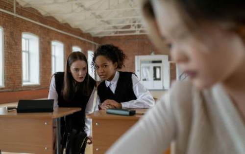 Rüyada Birinin Senin Hakkında Dedikodu Yaptığını Görmek