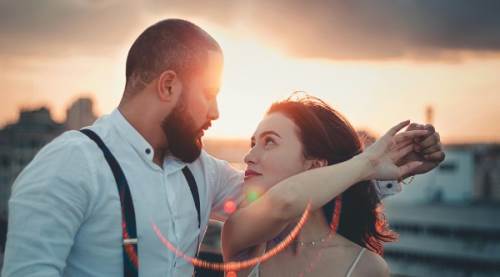 Rüyada Eşinin Başka Bir Kadınla İlgilenmesi Ne Anlama Gelir? Detaylı Rüya Tabiri ve Analizi