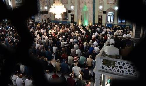 Rüyada eşinin namaz kıldığını görmek ne anlama gelir? Neye işarettir?