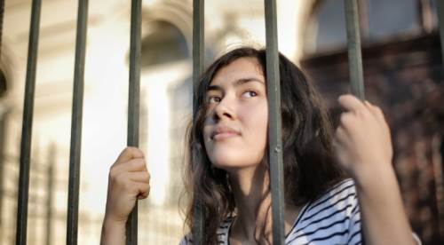 Rüyada Hapiste Olan Birinin Çıktığını Görmenin Anlamı ve Rüya Tabiri