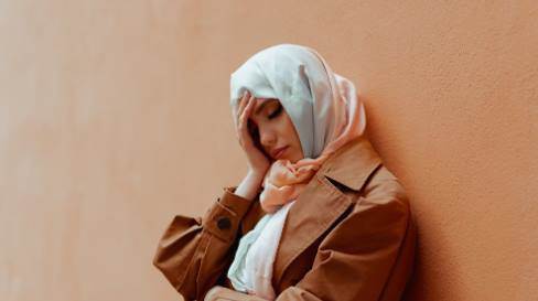 Rüyada Kapalı Birinin Kendini Açık Görmesi Ne Demek?