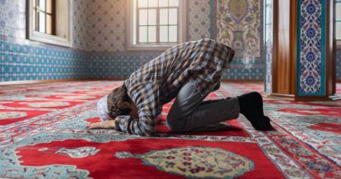 Rüyada Namaz Kılmayan Birinin Namaz Kıldığını Görmek
