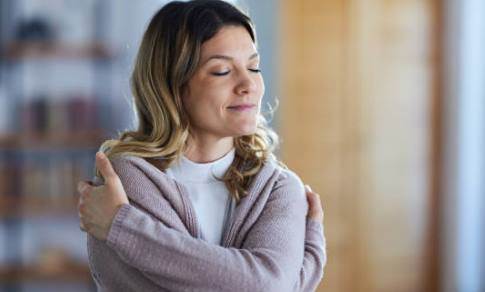 Rüyada Ölmüş Anneyi Canlı Görmek ve Sarılmak