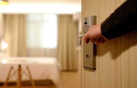 Rüyada Ölmüş Birinin Eve Misafir Olarak Gelmesi