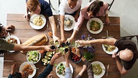 Rüyada Ölmüş Birinin Yemek Yemesi Ne Demek? Rüya Tabiri Nedir?