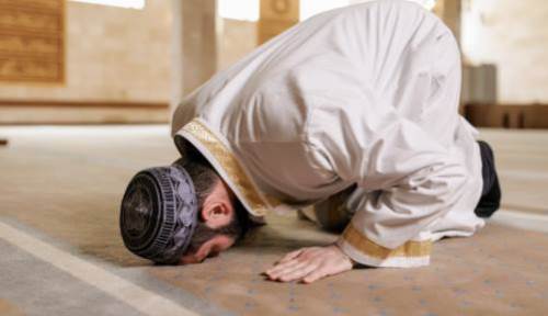 Rüyada tanıdık bir erkeğin namaz kıldığını görmek tabiri nedir? Ne anlama gelir?