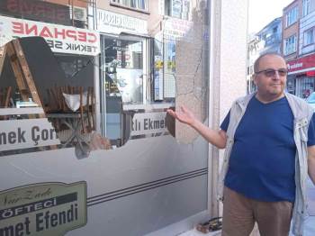 Sabah Dükkânını Açmaya Gelen Esnafa Cam Şoku
