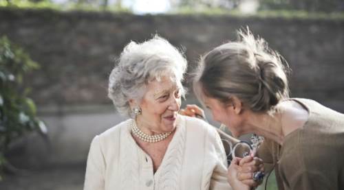 Saçları Koparmak Beyazlamasına Neden Olur Mu? Bilimsel Gerçekler ve Halk Arasındaki Yanılgılar