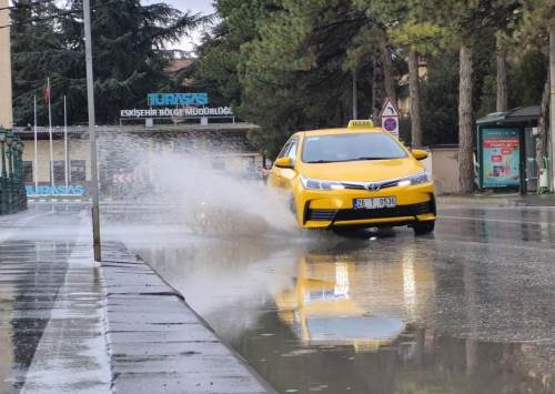 Sağanak yağış Eskişehir’i etkisi altına aldı, sürücüler zorlandı