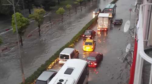 Sağanak yağış hayatı felç etti