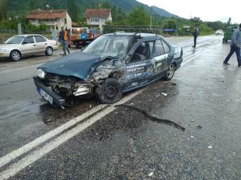 Sağanak Yağış Kaza Getirdi: 2 Yaralı
