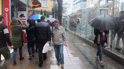 Sağanak yağmura hazırlıksız yakalandılar