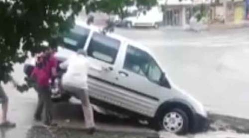 Sağanak yolu çökertti, otomobil içine düştü